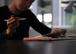 高管正在使用他的 iPad