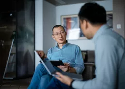 两位高管正在交谈